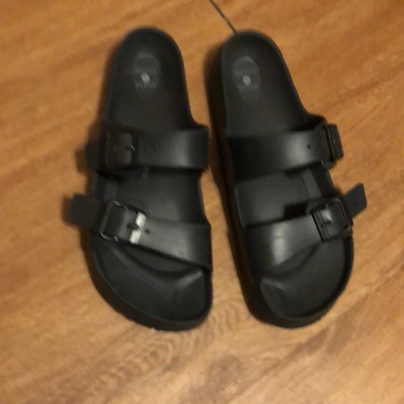 Black Sandals with 2 straps that buckle - Picture 3 of 4